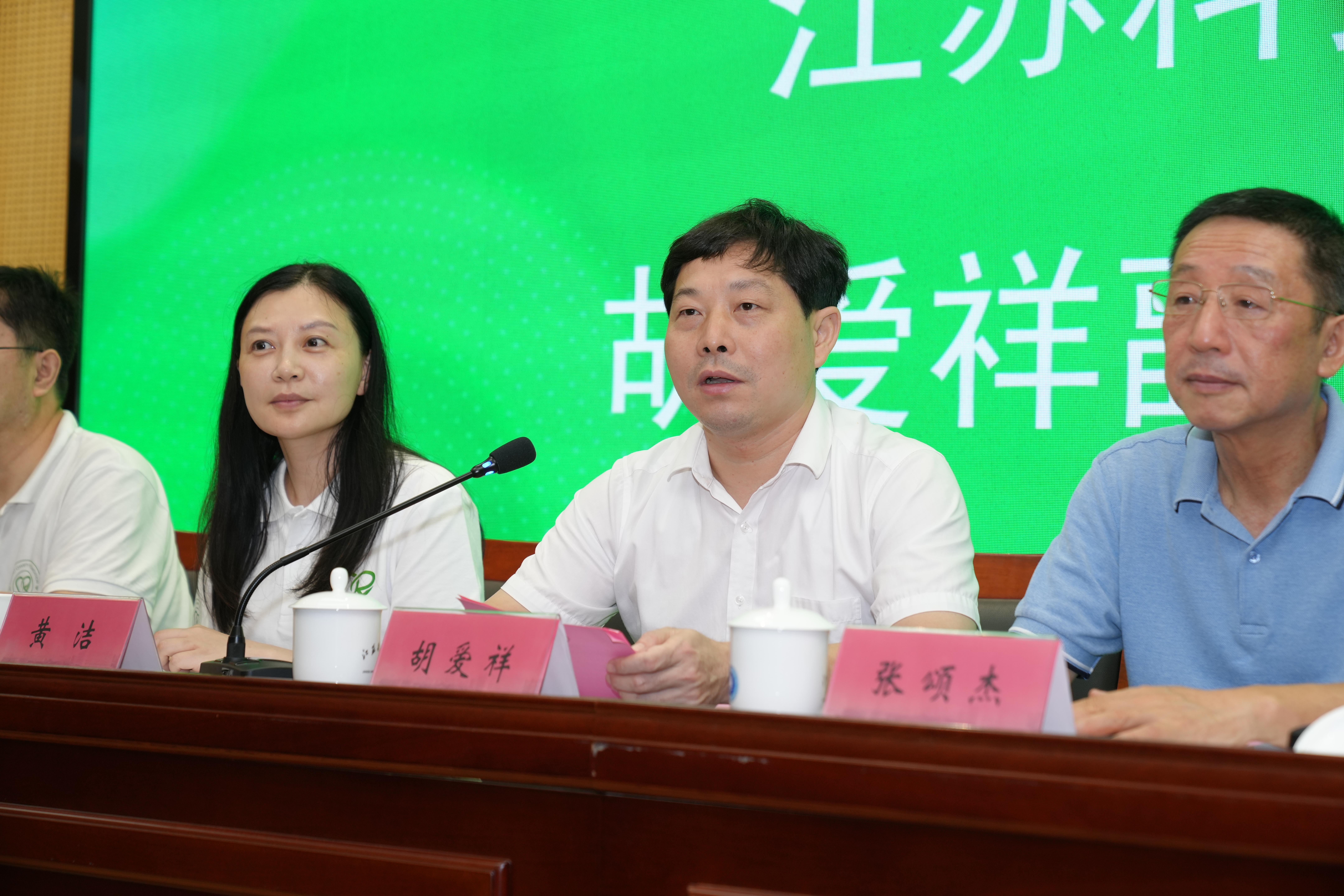 1727080400392349.jpg 胡校长1.jpg