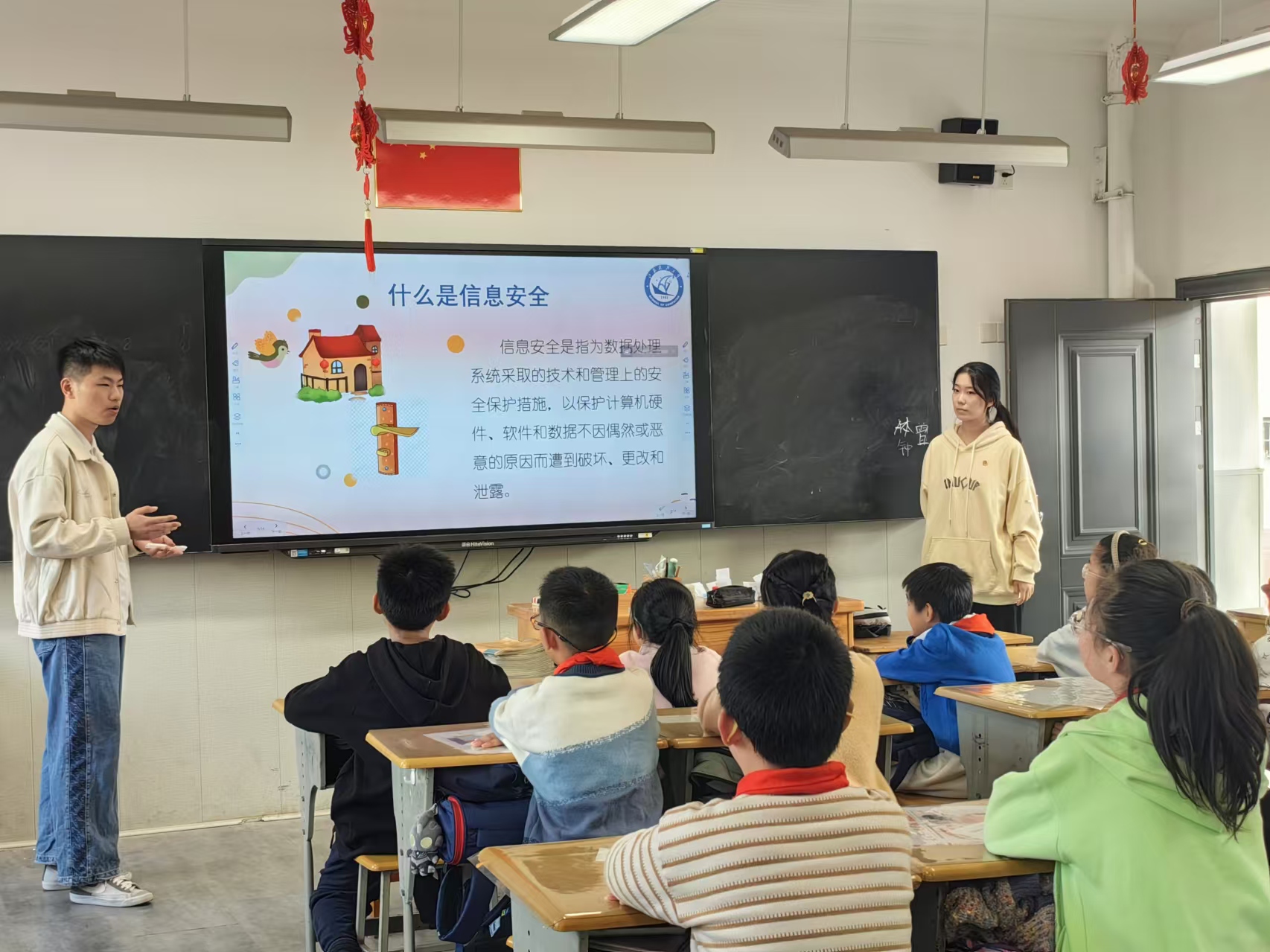 1731821607270643.jpg 小朋友聆听大学生主持人讲解信息安全相关知识.jpg