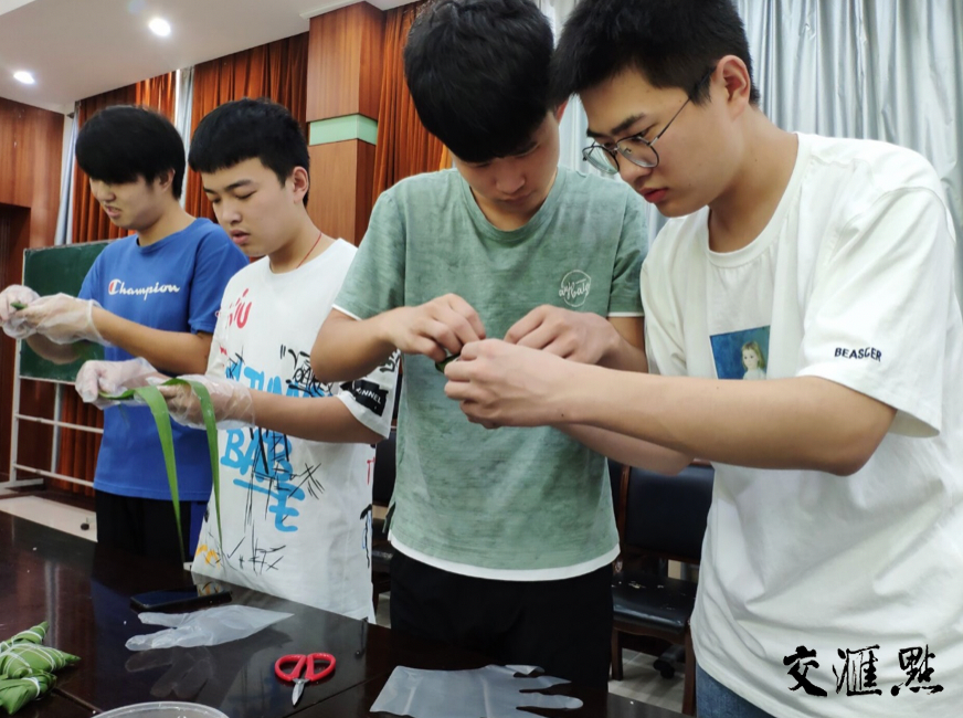 志愿者们一起合作包粽子