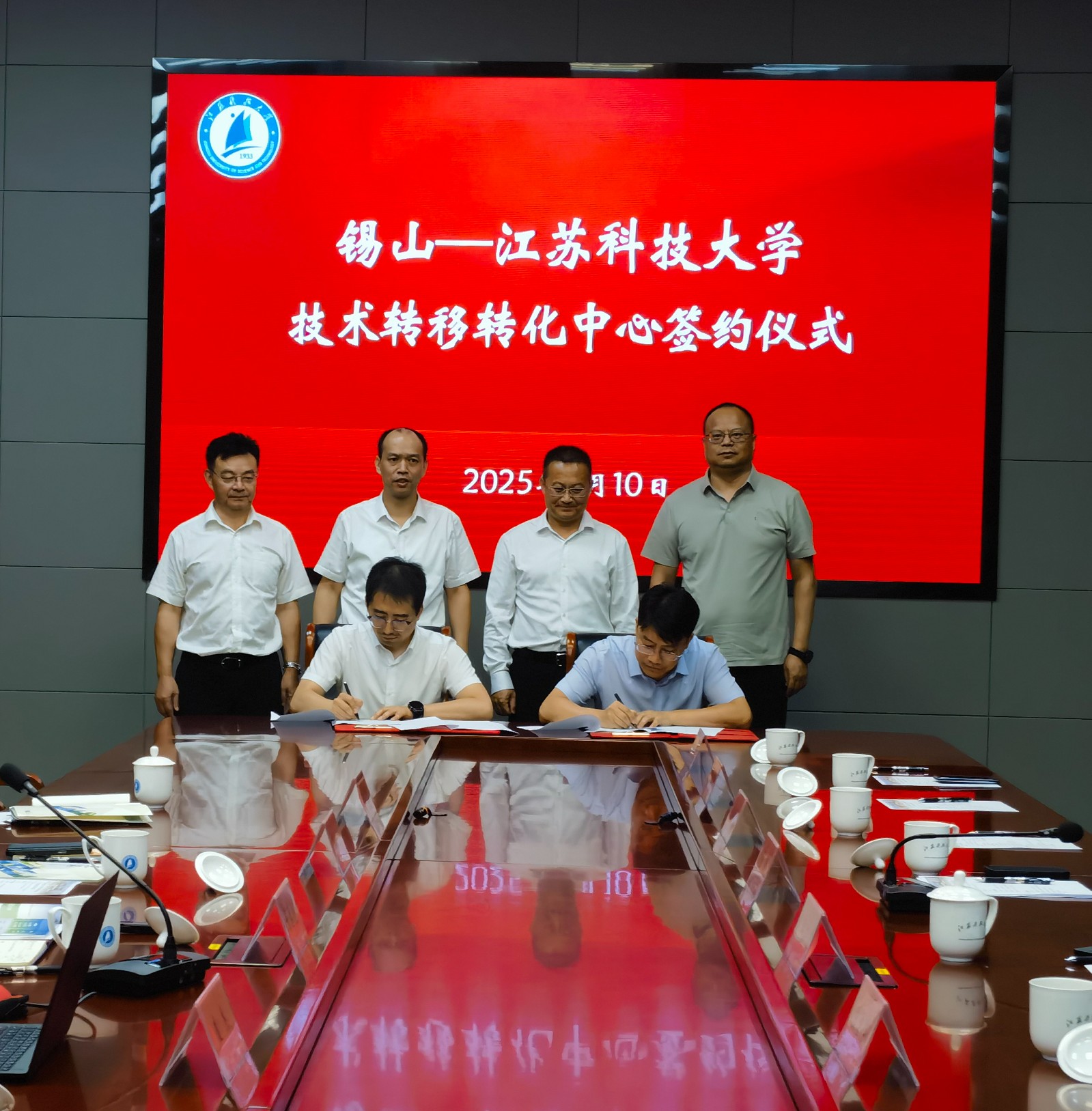 1757575118655737.jpg 学校举行锡山与MILAN.COM米兰(中国)技术转移转化中心签约仪式4.jpg